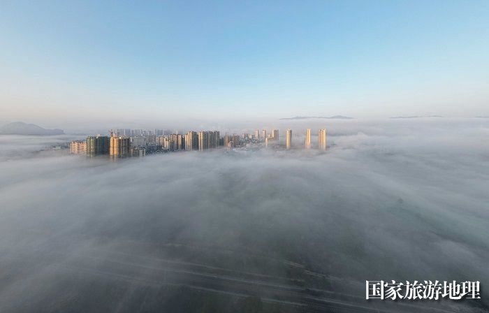 图6：11月28日，在广西柳州市融安县拍摄的平流雾景观。（无人机图片，谭凯兴 摄）
