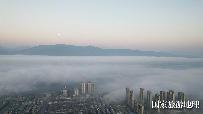图10：11月28日，在广西柳州市融安县拍摄的平流雾景观。（无人机图片，谭凯兴 摄）