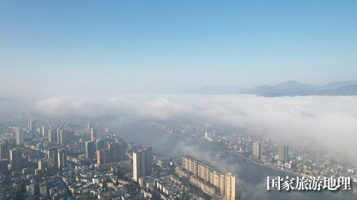 图12：11月28日，在广西柳州市融安县拍摄的平流雾景观。（无人机图片，谭凯兴 摄）