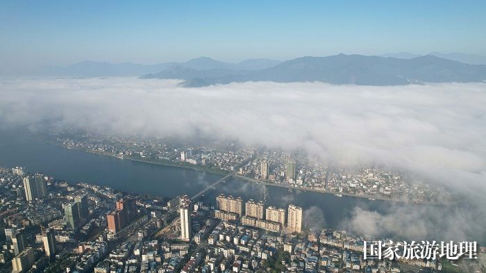 图14：11月28日，在广西柳州市融安县拍摄的平流雾景观。（无人机图片，谭凯兴 摄）