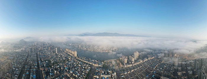 图16：11月28日，在广西柳州市融安县拍摄的平流雾景观。（无人机全景图片，谭凯兴 摄）