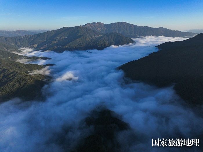 2023年11月17日,在贵州省黔东南苗族侗族自治州从江县秀塘乡下敖村航拍的云海景观。7