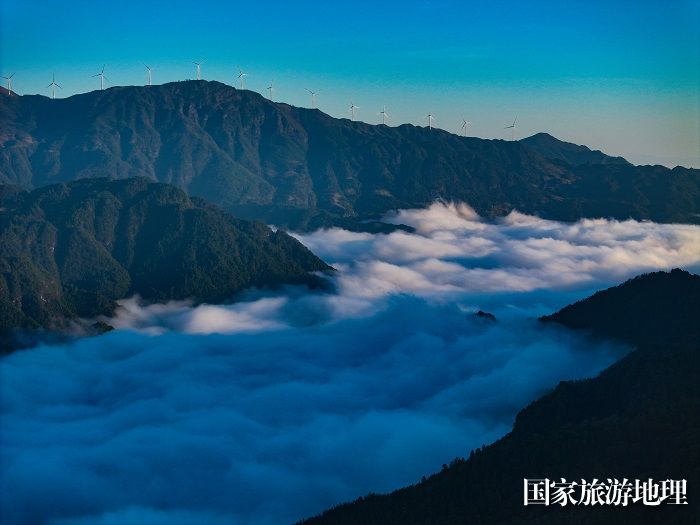 2023年11月17日,在贵州省黔东南苗族侗族自治州从江县秀塘乡下敖村航拍的云海景观。10