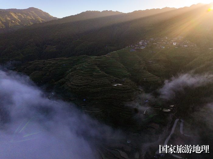 2023年11月17日,在贵州省黔东南苗族侗族自治州从江县秀塘乡下敖村航拍的云海景观。12