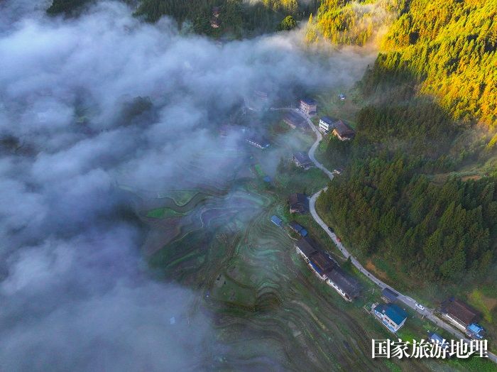 2023年11月17日,在贵州省黔东南苗族侗族自治州从江县秀塘乡下敖村航拍的云海景观。15