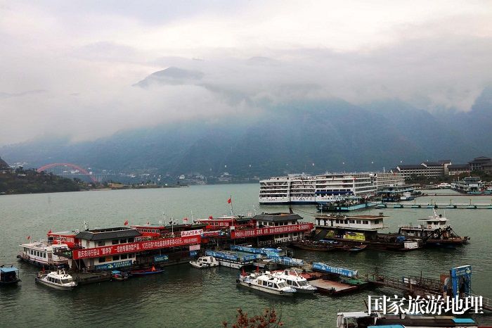 图1：入冬以来，每天众多游轮载客在巫山观红叶，图为旅游码头一隅。2023年11月25日，摄于重庆巫山旅游码头。唐金生