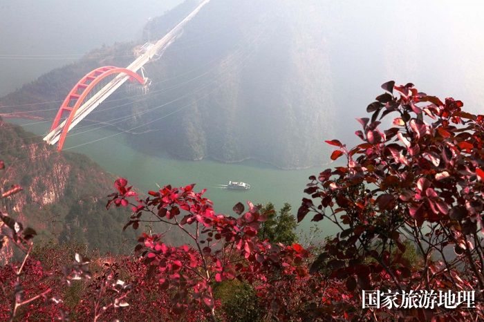 图4：高铁动车与游船奇遇“中华奇观”小三峡。2023年11月23日，摄于重庆巫山龙门峡。唐金生
