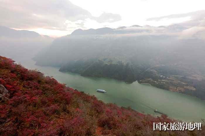 图5：巫峡红叶彩云醉游客。2023年11月26日，摄于重庆巫山巫峡。唐金生