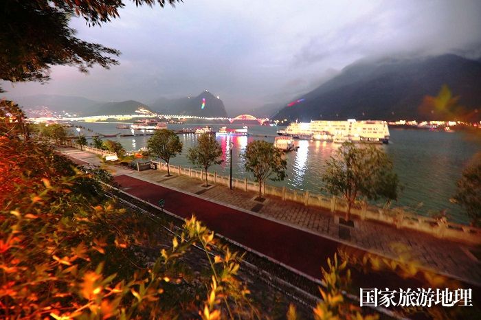 11：高峡平湖港口夜景美如画。2023年11月25日，摄于重庆巫山港区。唐金生