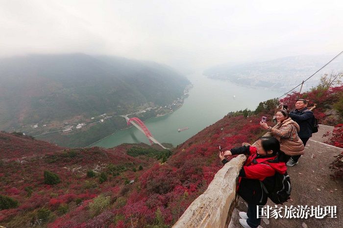 图12：游轮平湖行，游客天上醉。2023年11月26日，摄于重庆巫山文峰景区。唐金生