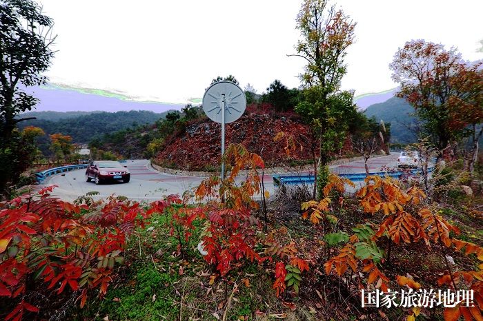 图1：四好农村路弯道美如画。2023年11月24日，摄于重庆巫山建平乡。唐金生