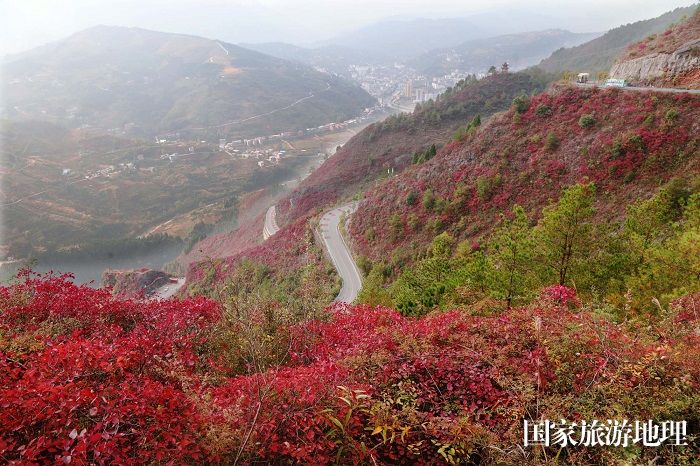 图3：四好农村路层层耸彩霞。2023年11月24日，摄于重庆巫山官渡镇。唐金生