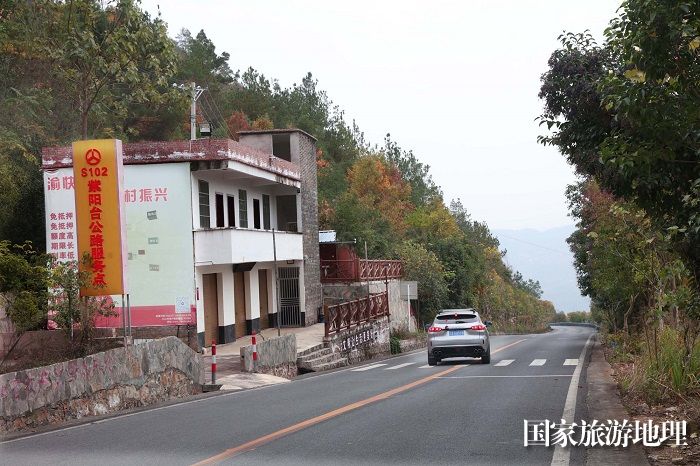 图16：四好农村路公路服务点。2023年11月24日，摄于重庆巫山江南农村路。唐金生