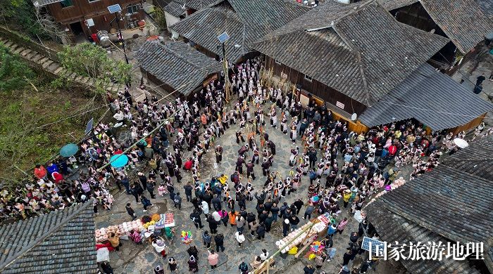 2023年12月2日，贵州省从江县丙妹镇岜沙村苗族群众在吹奏芦笙，欢庆芦笙节。 (1)