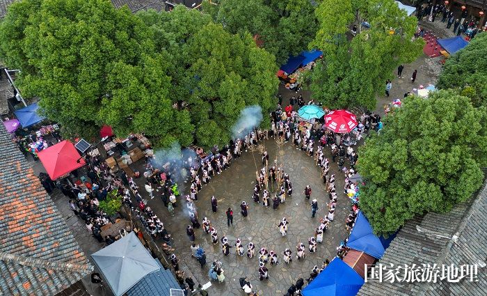 2023年12月2日，贵州省从江县丙妹镇岜沙村苗族群众在吹奏芦笙，欢庆芦笙节。 (2)