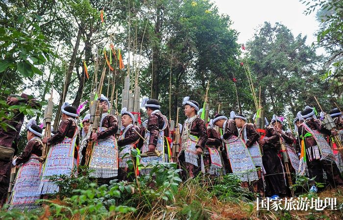 2023年12月2日，贵州省从江县丙妹镇岜沙村苗族群众在吹奏芦笙，欢庆芦笙节。 (3)