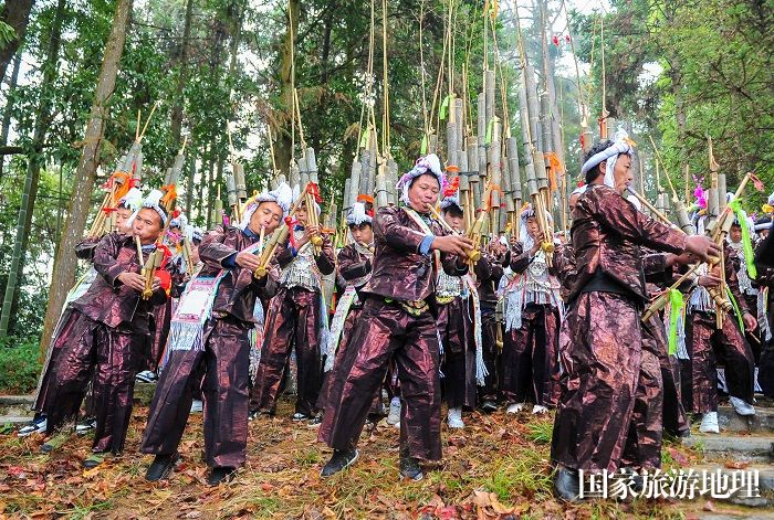 2023年12月2日，贵州省从江县丙妹镇岜沙村苗族群众在吹奏芦笙，欢庆芦笙节。 (4)