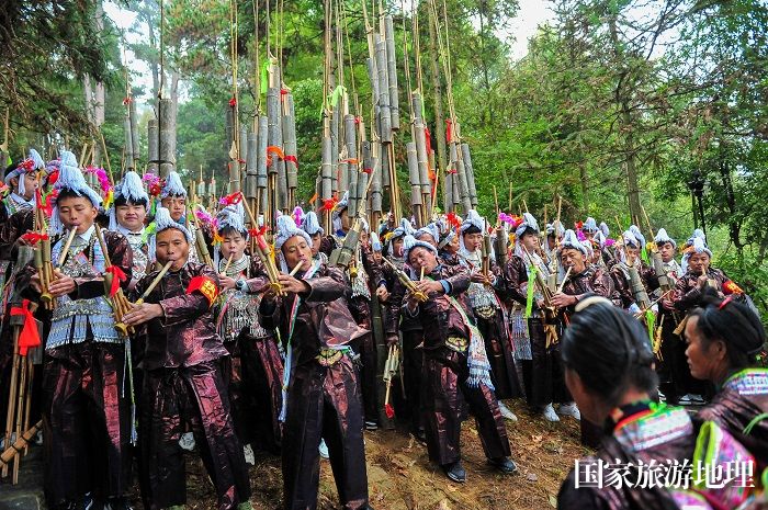 2023年12月2日，贵州省从江县丙妹镇岜沙村苗族群众在吹奏芦笙，欢庆芦笙节。 (7)