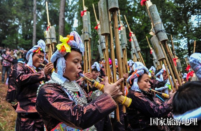2023年12月2日，贵州省从江县丙妹镇岜沙村苗族群众在吹奏芦笙，欢庆芦笙节。 (8)