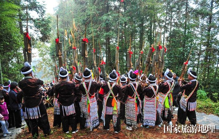 2023年12月2日，贵州省从江县丙妹镇岜沙村苗族群众在吹奏芦笙，欢庆芦笙节。 (9)