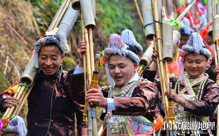 2023年12月2日，贵州省从江县丙妹镇岜沙村苗族群众在吹奏芦笙，欢庆芦笙节。 (15)