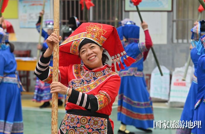 图4：12月2日，在广西河池市大化瑶族自治县仁良村，村民们在跳糍粑舞。（谭凯兴 摄）