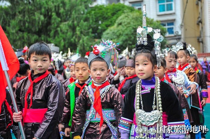 2023年12月5日，在贵州省黔东南苗族侗族自治州从江县丙妹镇中心小学，学生在展示少数民族服饰。  (2)