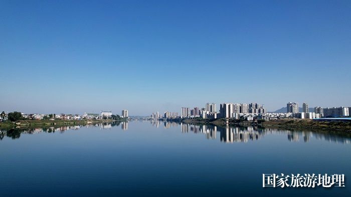 图1：12月7日，在珠江上游融江广西柳州市融安县城段拍摄是冬日城市美景。（无人机照片，谭凯兴 摄）