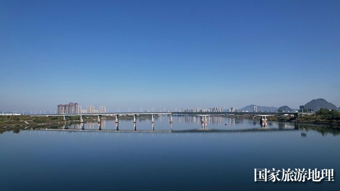 图11：12月7日，在珠江上游融江广西柳州市融安县城段拍摄是冬日城市美景。（无人机照片，谭凯兴 摄）