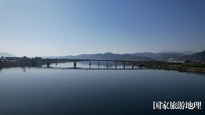 图14：12月7日，在珠江上游融江广西柳州市融安县城段拍摄是冬日城市美景。（无人机照片，谭凯兴 摄）
