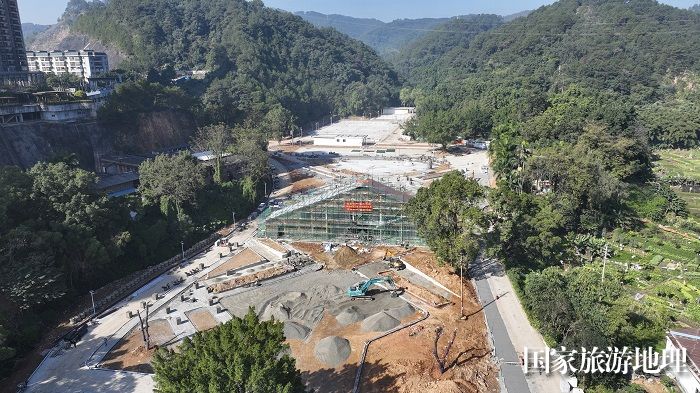 1、2023年12月7日，俯瞰广西梧州市太和体育公园建设现场，工人们正在紧张有序进行施工。（何华文）