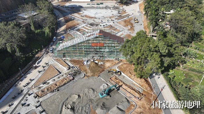 2、2023年12月7日，俯瞰广西梧州市太和体育公园建设现场，工人们正在紧张有序进行施工。（何华文）
