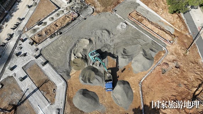 4、2023年12月7日，俯瞰广西梧州市太和体育公园建设现场，工人们正在紧张有序进行施工。（何华文）