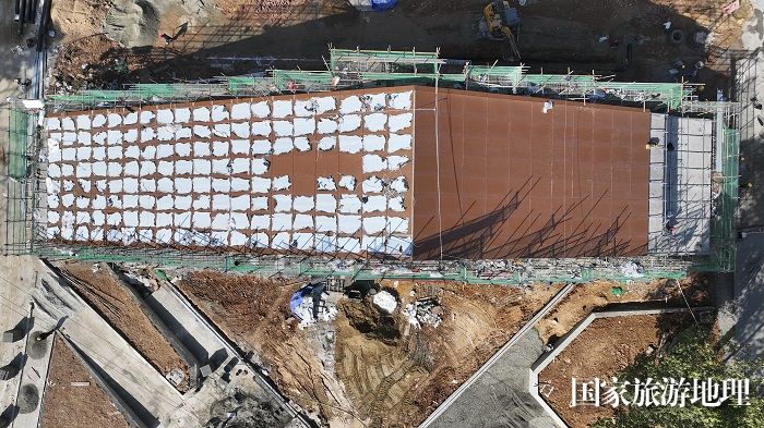 8、2023年12月7日，俯瞰广西梧州市太和体育公园建设现场，工人们正在紧张有序进行施工。（何华文）