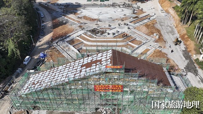 9、2023年12月7日，俯瞰广西梧州市太和体育公园建设现场，工人们正在紧张有序进行施工。（何华文）