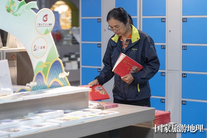 12、2023年12月13日，市民在广西梧州市新华书店苍梧分公司书店里阅读书籍。（何华文）