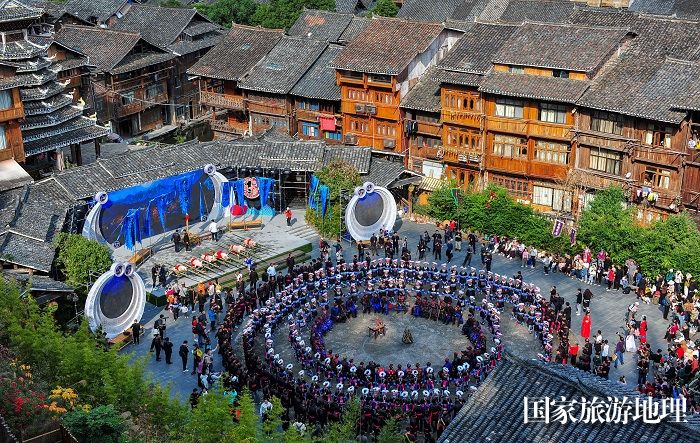 2023年12月15日，身着盛装的侗族群众在贵州省黎平县肇兴侗寨参加欢度侗年活动。 (10)