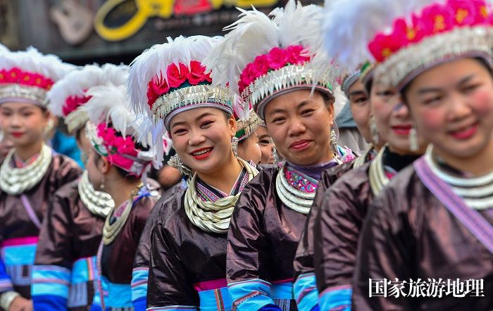 2023年12月15日，身着盛装的侗族群众在贵州省黎平县肇兴侗寨参加欢度侗年活动。 (18)