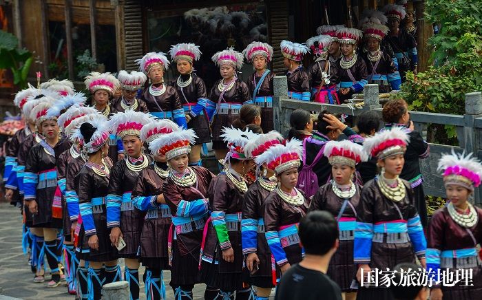 2023年12月15日，身着盛装的侗族群众在贵州省黎平县肇兴侗寨参加欢度侗年活动。 (20)
