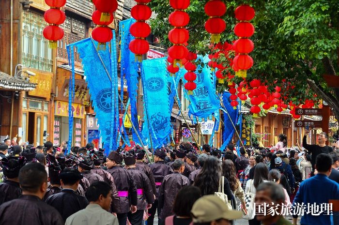 2023年12月15日，身着盛装的侗族群众在贵州省黎平县肇兴侗寨参加欢度侗年活动。 (28)