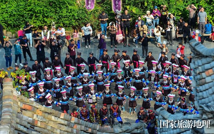 2023年12月15日，身着盛装的侗族群众在贵州省黎平县肇兴侗寨参加欢度侗年活动。 (29)