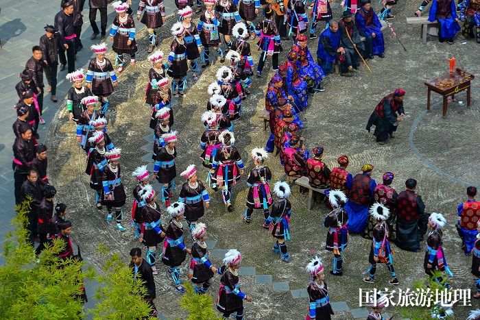 2023年12月15日，身着盛装的侗族群众在贵州省黎平县肇兴侗寨参加欢度侗年活动。 (32)