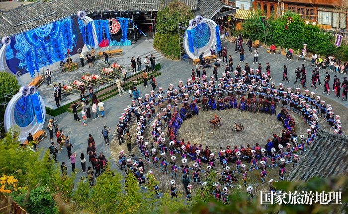2023年12月15日，身着盛装的侗族群众在贵州省黎平县肇兴侗寨参加欢度侗年活动。 (34)