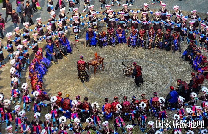 2023年12月15日，身着盛装的侗族群众在贵州省黎平县肇兴侗寨参加欢度侗年活动。 (35)