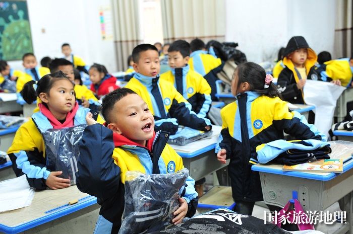 2023年12月18日，学生在贵州省黔东南苗族侗族自治州从江县贯洞镇第二小学穿上新校服。