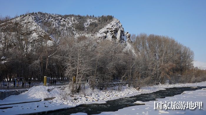 12月24日，驼峰下冰封雪覆的克兰河。