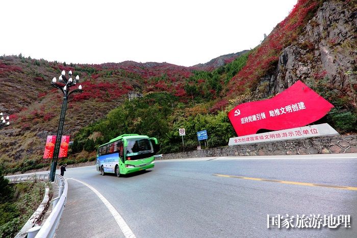 图5：客车安畅运行在红叶彩霞中。摄于2023年12日11日，摄于重庆巫山。唐金生