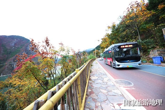 图6：公交车安畅运行在旅游景区。2023年12月11日，摄于重庆巫山巫峡镇竹枝村。唐金先