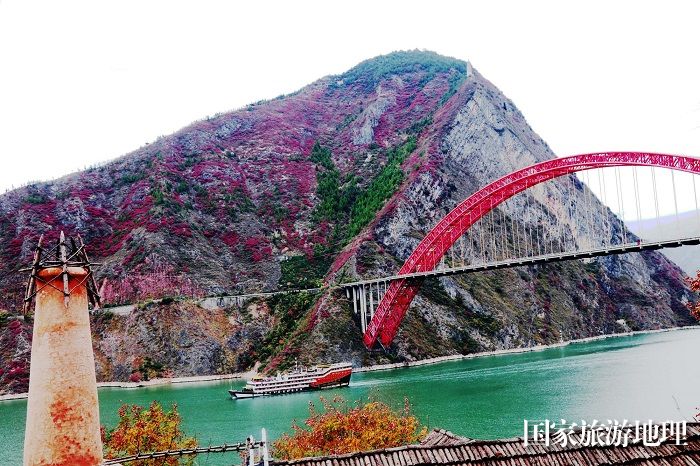 图1：三峡黄金水道画中画。2023年12月11日，摄于重庆巫山长江大桥。唐金生