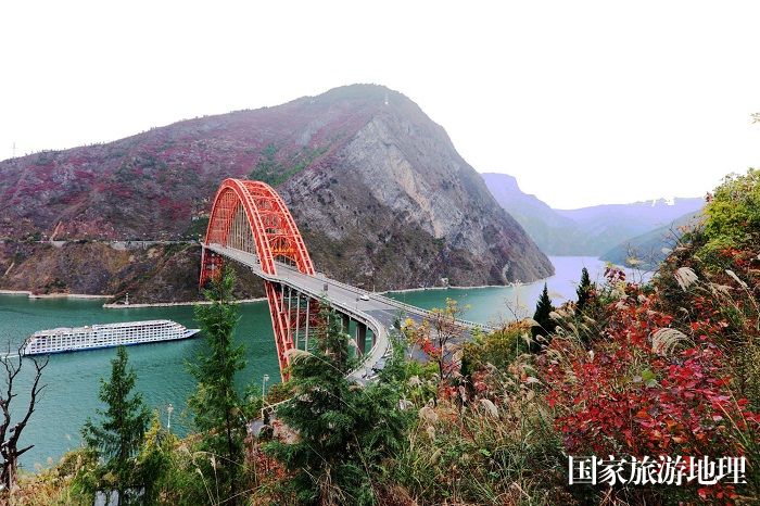 图3：三峡黄金水道豪华游轮载客观美景赏红叶。2023年12月11日，摄于重庆巫山长江大桥。唐金生
